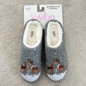 ❌SOLD ❌KOOBA Memory foam slippers - Size large (fits more of a 7-8)